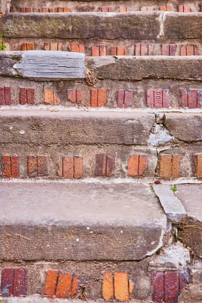 stock image Weathered brick steps in Huntingtons Sunken Gardens showcase times mark with moss and dirt. Deep reds to faded browns reveal the historical charm and resilience of urban architecture.