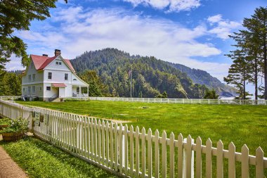 İki katlı, güneşli ve verandalı, yemyeşil bir evde büyüleyiciydi. Beyaz çitlerle çevrili arazide Amerikan bayrağı sergileniyor, kırsal kesimde yaşamanın özünü yansıtıyor.