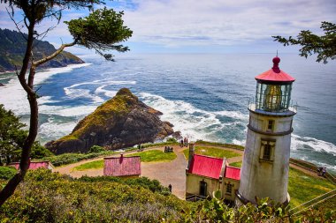 Floransa, Oregon 'daki ikonik Heceta Baş Feneri' ni keşfedin, engebeli uçurumlara bakan kırmızı çatısı, yemyeşil yeşilliği ve dinamik mavi okyanusuyla, doğanın ve tarihin özünü yakalayın.