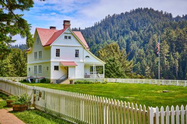 Kırmızı çatılı ve Oregon 'daki Heceta Head Deniz Feneri yakınlarındaki yemyeşil bir araziye yerleştirilmiş beyaz çitli büyüleyici bir Amerikan evi. Kırsal kesimde yaşamanın huzurunu ve Batı 'da klasik zarafeti tecrübe edin.