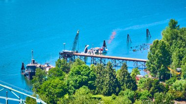 Portland rıhtımının hava manzarasında canlı bir aşk işareti vardı. Eski endüstriyel bir rıhtımda, yemyeşil ve sakin sularla çevrili. Dönüşüm, aşk ve toplum temaları için ideal..