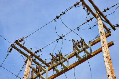Oregon 'un kırsal elektrik hatları açık mavi gökyüzüne yayılarak güvenilir elektrik altyapısının önemini vurguluyor. Tahta elektrik direkleri ve yüksek gerilim hatları bağlantıyı vurguluyor ve