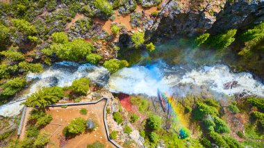 Oregon Deschutes Ulusal Ormanı 'ndaki Tumalo Şelalesi' nin havadan görüntüsü. Şelale gibi akan nehir ve yemyeşil orman, gökkuşağı sisi ile güçlendirilmiş çarpıcı bir doğal manzara yaratır. Seyahat, eko-turizm ve...