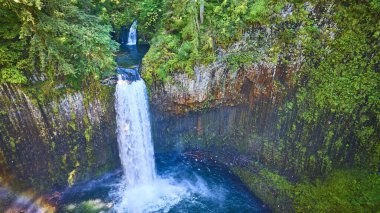 Oregon 'daki Abiqua Şelalesi' nin havadan görünüşü. Büyüleyici bir şelale, yemyeşil uçurumlarla çevrili sakin bir havuza dökülüyor. Eko-turizm ve açık hava macera temaları için mükemmel. Doğayı yakala