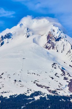Oregon 'daki Hood Dağı' ndaki el değmemiş kar örtüleri nefes kesici bir kış manzarası yaratıyor. Kayak asansörleri zirveye yükselir ve maceraperestleri engebeli araziyi keşfetmeye davet eder. Turizm ve kış için mükemmel.