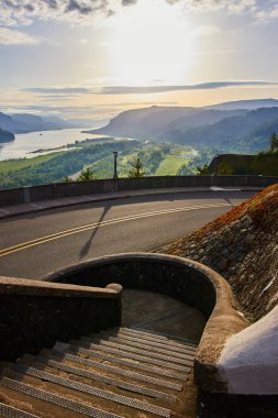 Oregon 'daki Crown Point' ten Columbia Boğazı 'nın huzurlu güzelliğini keşfedin. Dolambaçlı bir yol ve taş basamaklar, altın saat ışığında yıkanan nehir vadisinin nefes kesici manzarasına yol açar. Tam oldu.