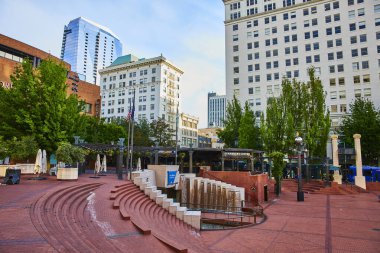 Şehir merkezi Portlands Pioneer Adliye Meydanı tarihi ve modern mimarinin bir karışımını sergiliyor. Huzurlu bir çeşme ve yeşil ağaçlar yakındaki bir vaha ile tamamlanmış huzurlu bir şehir vahası oluşturur.