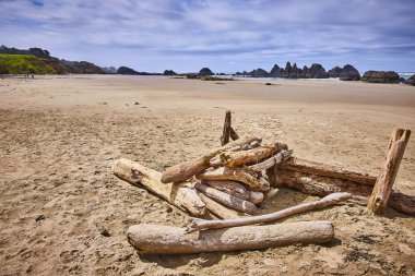 Seal Rock, Oregon 'da sakin bir plaj sahnesi. Sanatsal bir şekilde kumlu kıyılara yerleştirilmiş, solgun kayalıklar ve engebeli kayalar. Huzur temaları için mükemmel