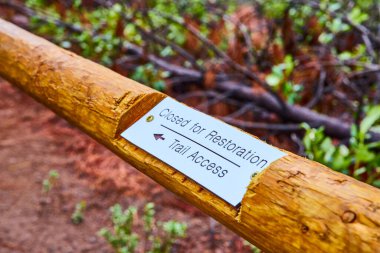 Desparutes Ulusal Ormanı 'ndaki patika restorasyon için kapatıldı. Ahşap bariyer ve basit işaret çevresel korumayı vurguluyor. Yeşillik yemyeşil ve Tumalo Şelaleleri parkların doğal güzelliğine işaret eder.