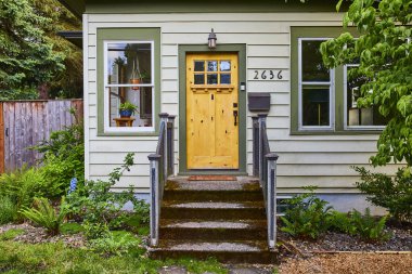 Portland 'ın banliyö girişinde canlı sarı bir kapı, antika bir fener ve yemyeşil bir yer var. Ev sahipliği, konut mimarisi ve varoşlarda huzur içinde yaşamak için mükemmel temalar..