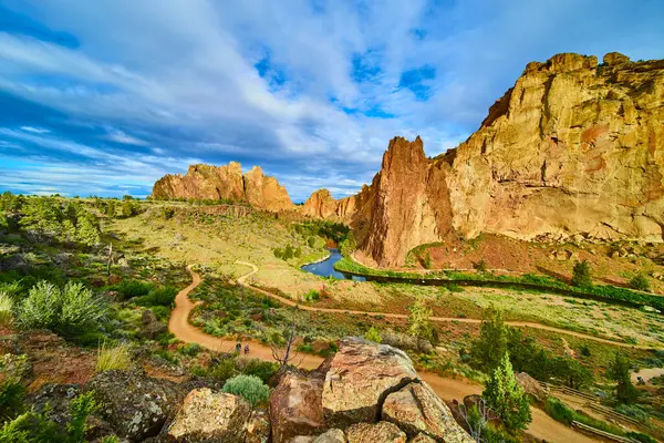 stock image Discover the stunning beauty of Smith Rock State Park in Oregon. Towering rock formations, a serpentine river, and lush trails invite you to explore this natural wonder in Terrebonne. Perfect for