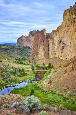 Oregon 'daki Smith Rock State Park' ın nefes kesici güzelliğini dramatik uçurumları, dingin nehri ve yemyeşil bitki örtüsüyle keşfedin. Seyahat, açık hava maceraları ve doğa meraklıları için mükemmel..