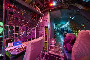 Portland, Oregon 'daki Airplane House' dan gelen bu detaylı görüntüde, kullanılmayan eski bir uçak kokpitinin karmaşık kontrollerini inceleyin. Eğitim içeriği veya tarihi havacılık için ideal