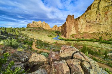 Oregon 'daki Smith Rock State Parkı' nın nefes kesici manzarası engebeli uçurumlar, dolambaçlı bir nehir ve dinamik bir gökyüzü. Bu büyüleyici yüksek çöl manzarasında ihtişam ve sükuneti keşfedin..