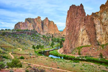 Oregon kulesindeki Smith Rock State Parkı 'nın heybetli kayalıkları sakin, dolambaçlı bir nehir ve dolambaçlı bir yol üzerinde bu çarpıcı manzaranın nefes kesici güzelliğini ve macerasını yakalıyor..