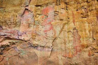 Terrebonne, Oregon 'daki Smith Rock State Parkı' nda bir kaya yüzeyinin desenli yakın çekimi. Zengin toprak tonlarını ve karmaşık jeolojik oluşumları gösteriyor. Doğa, jeoloji ve çevre için mükemmel.