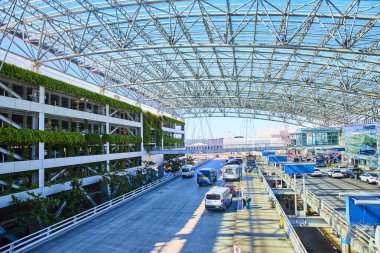 Yoğun otobüs şeritli modern Portland ulaşım merkezi, çevre dostu park yerleri, ve parlak metalik bir tepe örtüsü. Şehir tasarımı ve sürdürülebilirliğin mükemmel bir karışımı Parlak bir gün ortası gökyüzü altında.