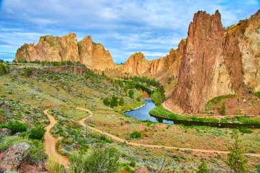 Oregon 'daki Smith Rock State Park' ın engebeli güzelliğini keşfedin. Bu dingin nehir dramatik uçurumlarda süzülüyor, manzaralı bir yürüyüş yolu ile maceraperestleri doğal manzarayı keşfetmeye davet ediyor..