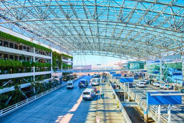 Portland taşıma merkezini geometrik bir tepe örtüsü altında, yeşil duvarlar da sürdürülebilirlik katıyor. Otobüslerin, arabaların ve modern altyapının kentsel yenilikleri özetleyen yüksek enerjili bir sahnesi ve