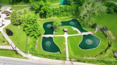 Huntington, Indiana 'daki Memorial Park' ın havadan çekimleri. Karmaşık göletleri, yemyeşil suları ve büyüleyici çardağı ile sakin batık bahçeleri gösteriyor. Kavis atışı, huzur veren güzelliği yakalıyor.