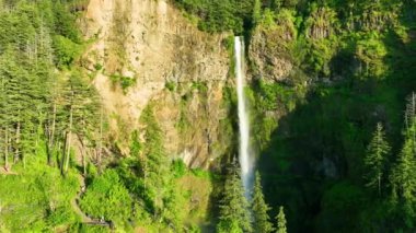 Hava İzleme Birimi Oregon Şelalesi Kolombiya Boğazı Multnomah Şelalesi 'ni kilitliyor Multnomah Şelalesi' nin engebeli bir uçurumdan aşağı düşüşünü altın saat boyunca yemyeşil çimlerle çevrili.