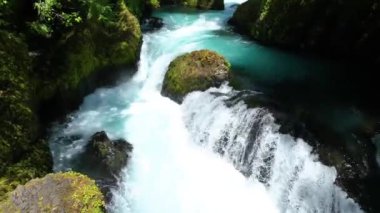 Havadan Tilt Shot: Washington 'daki Columbia Vadisi' nde hayranlık uyandıran Spirit Falls deneyimi. Şelalelere, turkuaz sulara ve yemyeşil yemyeşil, sakin ve görkemli bir yerde yakalanmış.