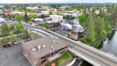 Amerika Birleşik Devletleri üzerinde uçan Oregon Virajı ticari binalar, ağaçlarla kaplı caddeler ve sakin bir nehir sergileniyor. Modern ve geleneksel mimariyle canlı kentsel mimarinin karışımını deneyin.