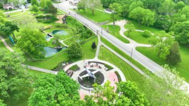 Huntington, Indiana 'daki Memorial Park' ın huzurlu güzelliğini keşfedin. Özellikler arasında Özgürlük Sözleşmeleri anıtı, sakin bir batık bahçe ve iyi manikürlü manzaralar yer alıyor..