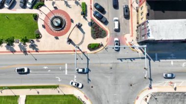 Huntington Indiana 'daki Rotary Centennial Park' ın Havadan Tepeye Vuruşu 'nda yeşil, banklar ve şehir cazibesiyle çevrili merkezi bir çeşmesi olan canlı dairesel bir plaza sergileniyor.