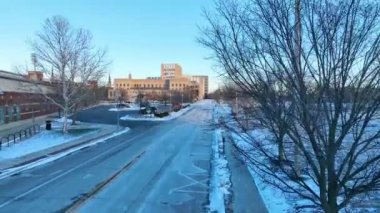 Fort Wayne, Indiana 'da Parkview Field' ın çarpıcı manzarasını keşfedin. Kış manzarasında stadyumlar kırmızı tuğlalı cephe, ikonik gökyüzü ve şehirler ahenkli