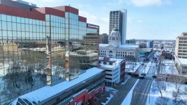 Fort Wayne, Indiana şehir merkezinin çarpıcı görüntüsü, tarihi Allen County Adliyesi, modern Kaynak Bankası binası ve parlak bir Michigan Elektrik Binası 'nda sergileniyor.