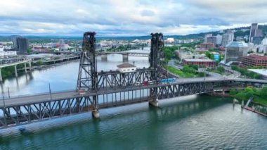 Havadan Kurucu Çekim: Portland 'ın büyüleyici görüntüsü, sakin Willamette Nehri' ni kaplayan Oregons Çelik Köprüsü, canlı şehir manzarası, yemyeşil ve yumuşak altında uzak tepeler tarafından çerçevelenmiş
