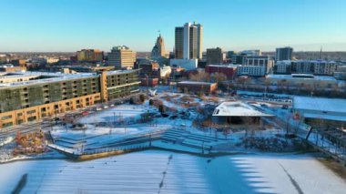 Fort Wayne, Indiana 'nın merkezindeki Aerial Fly Through Forward' da kar tozlu Martin Luther King Köprüsü, Promenade Park ve şehir silueti sergileniyor. Şehrin modern mimarisini ön plana çıkarıyor ve