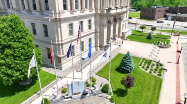 Indiana 'daki Huntington County Adliyesi' nin havadan görünüşü büyük mimarisini, yemyeşil bahçelerini ve şehir merkezinin çevresini gösteriyor. Mahkeme tarihi bir dönüm noktası olarak duruyor.