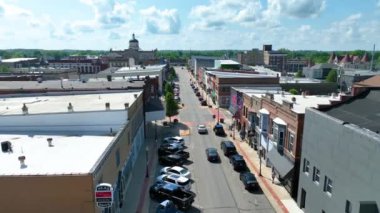 Huntington Indiana şehir merkezinde çekilen hava yürüyüşü, tarihi mimari duvar resimlerini ve mahkeme kubbesini gözler önüne serdi. Küçük kasaba cazibesini, hareketli ana cadde ve toplum ruhuyla tecrübe edin..