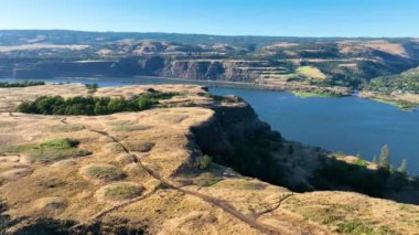 Oregon Hood Nehri Kolombiya Boğazı. Rowena Tepesi. Kayalıklardan oluşan geniş bir panorama sergileniyor. Altın-kahverengi çayırlar ve sakin Columbia Nehri.