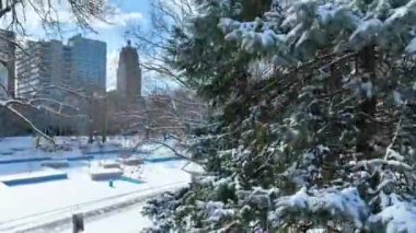 Fort Wayne, Indiana 'da sakin bir kış sabahı çekildi. Allen County Adliyesi ve Friemann Meydanı 'nın şehir merkezi manzarası, şehir mimarisinin karışımını gözler önüne seriyor.