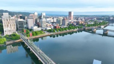Portland Oregon şehir merkezinin, Willamette Nehri üzerindeki Morrison ve Hawthorne Köprüleri 'nin, yumuşak bir sabahta ya da