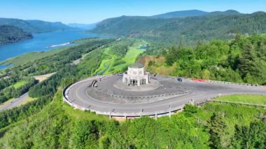 Corbett Oregon 'daki Crown Point' teki Vista House 'un çarpıcı hava manzarası. Tarihi gözlemevinde Kolombiya Geçidi 'nin panoramik manzaraları yemyeşil ve aşağıdaki Columbia Nehri yer alıyor.