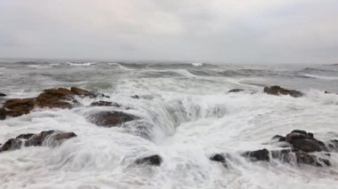 Thors kuyusunun amansız gücüne tanık olun, okyanus dalgaları çarpıyor ve Oregonlar boyunca doğal subatana dökülüyor ve Yachat kıyıları sarsılıyordu. Büyüleyici bir doğa enerjisi gösterisi.