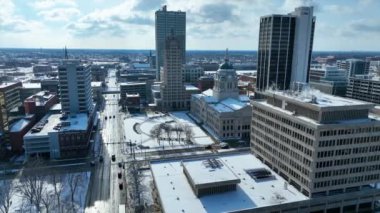 Fort Wayne, Indiana şehir merkezinin havadan çekilmiş görüntüleri modern gökdelenler arasında tarihi Allen County Adliyesi ve kulesi bulunuyor. Karla kaplı çatılar ve sokaklar