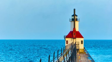 Gün doğumunda St. Josephs Benton Limanı Deniz Feneri 'nin hava manzarası. Kuzey İskelesi 'nde kırmızı çatılı beyaz deniz feneri Michigan Gölü' nün dingin sularına uzanır.