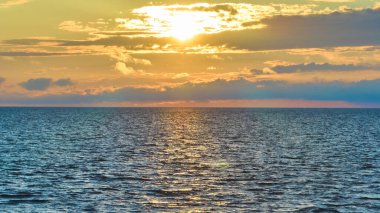 Benton Harbor ve St. Joseph yakınlarındaki Michigan Gölü 'nün sakin günbatımının havadan görünüşü, altın saatin sakin güzelliğini canlı renklerle ve durgun sularıyla yansıtıyor. Gökyüzünün sıcaklığını yansıtıyor. Tam oldu.