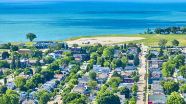 Racine, Wisconsin 'in havadan görünüşü çeşitli konutları, yemyeşil alanları ve Michigan Gölü' nün sakin suları olan sakin bir sahil kasabasını gösteriyor. Huzurlu bir banliyö hayatı için ideal bir tema.