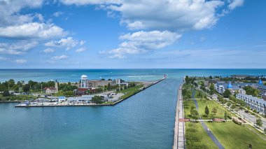 Kenosha, Wisconsin 'in ikonik su kulesi, tarihi deniz feneri ve limana kenetlenmiş tekneleri olan marinayı gösteren havadan görüntüsü. Göl boyunca manzaralı gezintilerin ve modern yerleşim alanlarının tadını çıkarın.