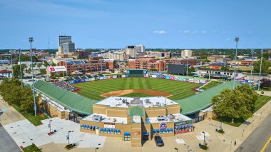 Four Winds Field 'daki South Bend Cubs Stadyumu' nun hava manzarası parlak yeşil alanı ve şehir merkezindeki ufuk çizgisini gösteriyor. Spor, toplum ya da kentsel gelişim temaları için mükemmel. South Bend, Indiana.