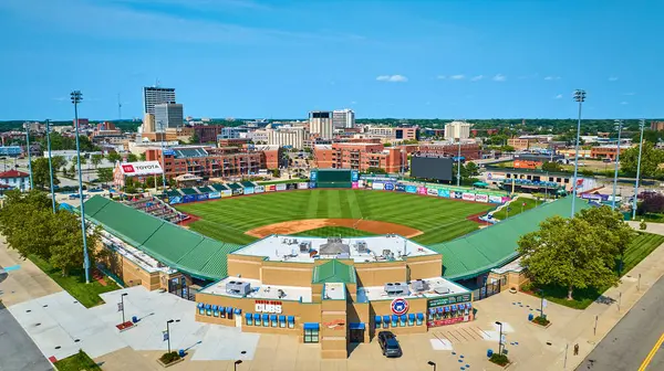 Four Winds Field 'daki South Bend Cubs Stadyumu' nun hava manzarası parlak yeşil alanı ve şehir merkezindeki ufuk çizgisini gösteriyor. Spor, toplum ya da kentsel gelişim temaları için mükemmel. South Bend, Indiana.