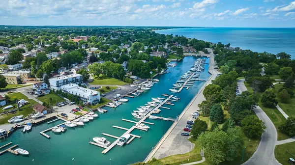 Kenosha, Wisconsin 'in havadan görünüşü, Michigan Gölü' nde sakin bir marinayı gösteriyor, yemyeşil ve modern ve geleneksel evlerin karışımı, kıyı yaşamını desteklemek için mükemmel.