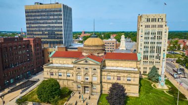 South Bend, Indiana şehir merkezinin havadan görünüşü, tarihi neoklasik St. Joseph Circuit Court ve modern ofis kuleleri ve sanat deco binalarıyla çevrili Yüksek Mahkeme Katipleri binası.