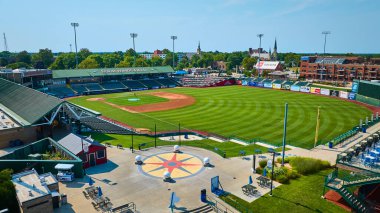 South Bend, Indiana 'daki Four Winds Field' ın hava görüntüsü: çimenli bir sahası ve şehrin ufuk çizgisi olan canlı bir beyzbol stadyumu. Spor etkinlikleri, topluluk toplantıları ve turizmi desteklemek için ideal